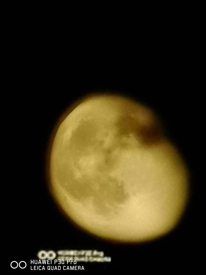 华为p30 pro拍月亮被疑p图,ai拍照真假难辨